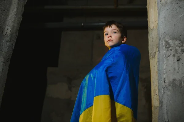 Smutný Ukrajinský Chlapec Zabalený Ukrajinské Vlajky Skrývající Před Bombovými Útoky — Stock fotografie