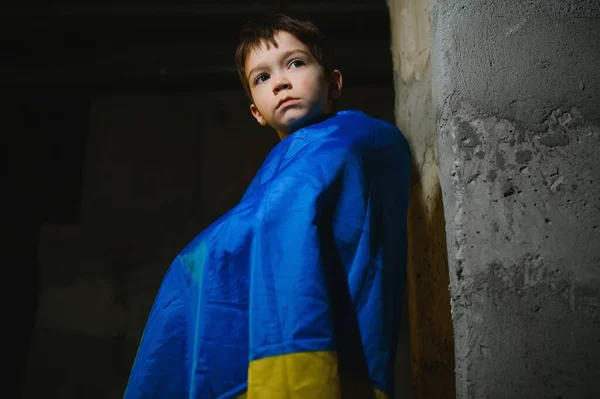 Воєнна Росія Проти Українки Хлопець Загорнутий Прапор України Припиніть Війну — стокове фото