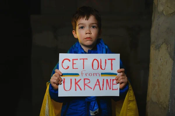 Війна Росії Проти України 2022 Році Сумний Хлопчик Ховається Бомбосховищі — стокове фото