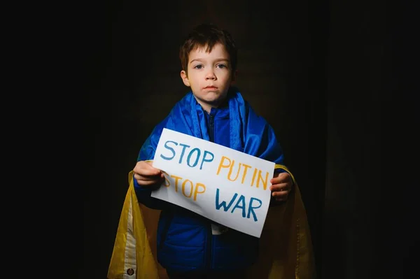 Upprörd Ukrainska Stackars Småbarn Pojke Unge Hemlös Protesterar Krig Konflikt — Stockfoto