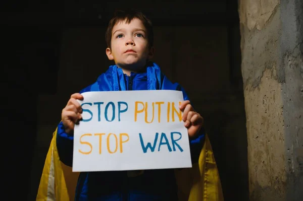 戦争の紛争に抗議するウクライナの貧しい幼児の少年少年ホームレスを動揺碑文マッサージテキストとバナーを提起黒の背景に戦争はありません 侵略の停止 ロシア戦争に対する子供 — ストック写真