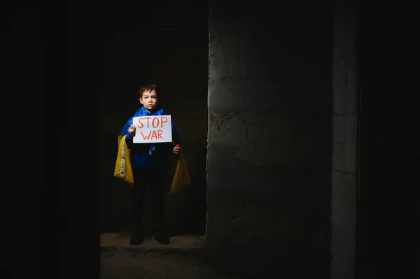 2022年俄罗斯对乌克兰的战争 一个悲哀的男孩躲在一个躲避俄国导弹的防空洞里 停止战争 — 图库照片