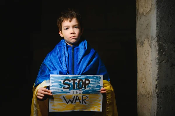 Задоволений Українським Бідолашним Хлопчиком Сиротою Який Протестує Проти Війни Підносить — стокове фото