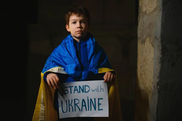 Upprörd Ukrainska Stackars Småbarn Pojke Unge Hemlös Protesterar Krig Konflikt — Stockfoto