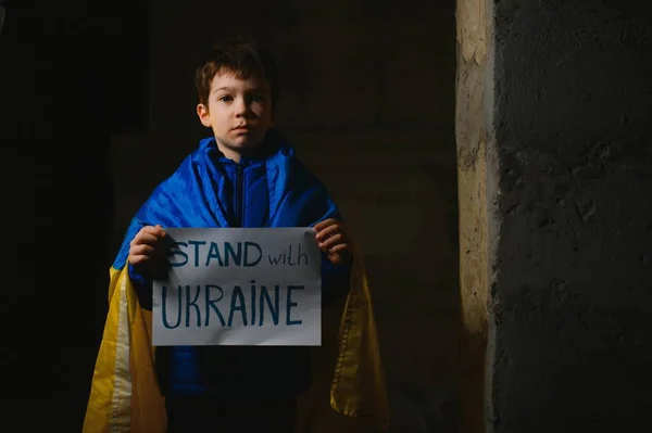 ロシアは2022年のウクライナとの戦争 悲しい少年がロシアのミサイルからの爆弾シェルターに隠れています 戦争を止めて — ストック写真