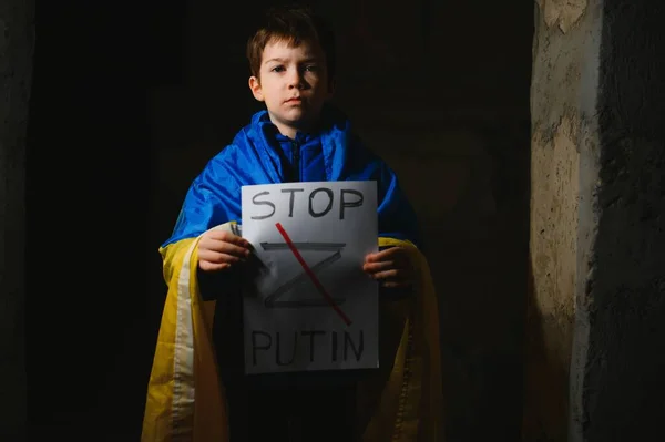 Elinde Rusya çatışması afişi olan çocuklar, askeri protesto. Mesajı olan çocuk savaşı durdurun. Amerika Ukrayna 'nın yanında.