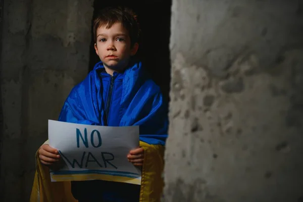 Портрет Сумного Хлопця Протестує Проти Війни Підноситься Стяг Написом Зупиніть — стокове фото