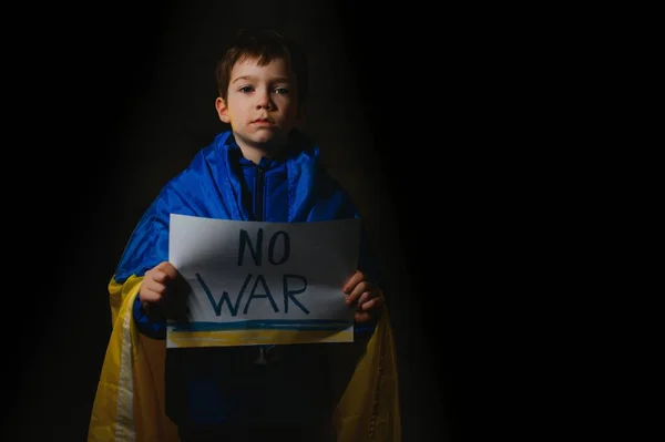戦争に抗議する肖像悲しい少年は ウクライナの青い黄色の旗で碑文ストップ戦争で旗を上げます 戦争に対する子供 ウクライナの危機を停止するために呼び出します — ストック写真