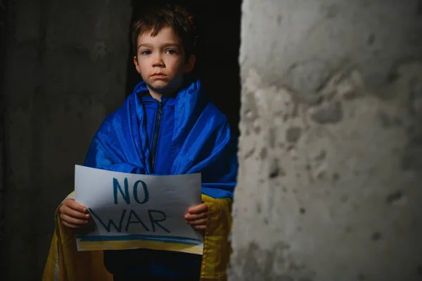 Воєнна Росія Проти Українки Хлопчик Тримає Напис Проти Війни Припиніть — стокове фото