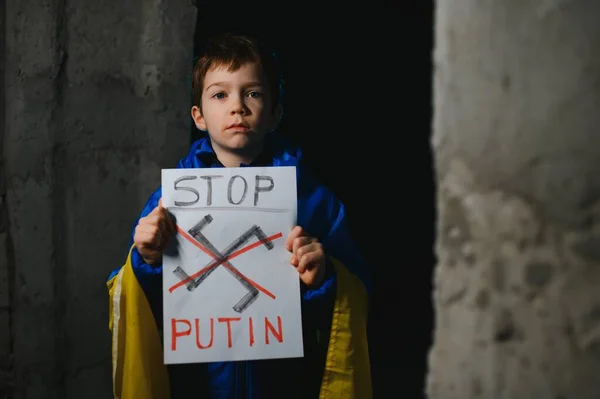 Russische Oorlog Tegen Oekraïne 2022 Een Zielige Jongen Verstopt Zich — Stockfoto