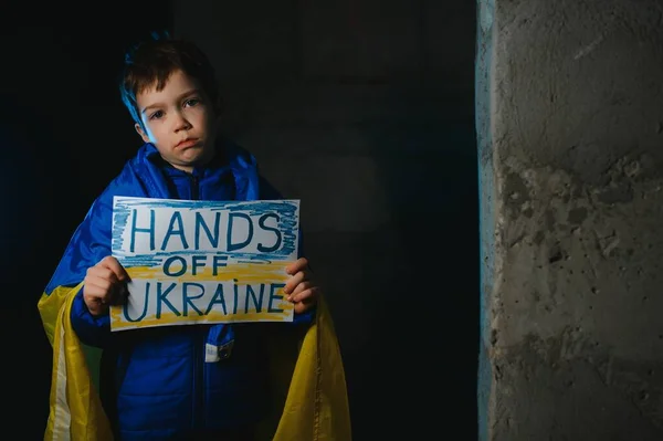 Український Плачучий Хлопчик Тримає Розписаний Прапор України Російська Війна Проти — стокове фото