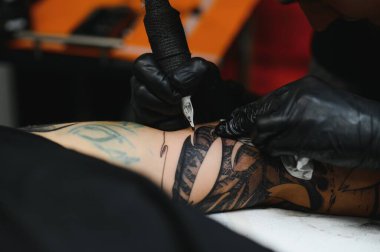 Dövme makinesinin yakını. Dövme. Adam profesyonel bir dövme sanatçısı tarafından sırtında bir resim oluşturma.