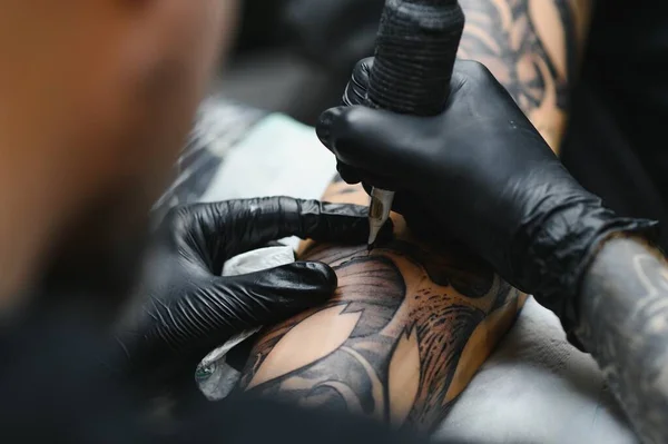 Tatoeëerder Met Zijn Machine Tatoeëren Arm Met Het Ontwerp Getekend — Stockfoto