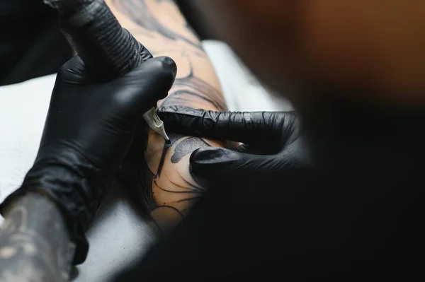Tatuaggio Artista Professionista Che Lavora Nel Suo Studio Tatuaggio — Foto Stock