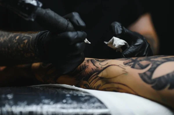 Professionele Tattoo Artiest Aan Het Werk Zijn Tattoo Studio — Stockfoto