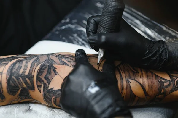 Порезался Крупным Планом Бородатого Татуировщика Работающего Студии Рукаве Татуировки Руке — стоковое фото