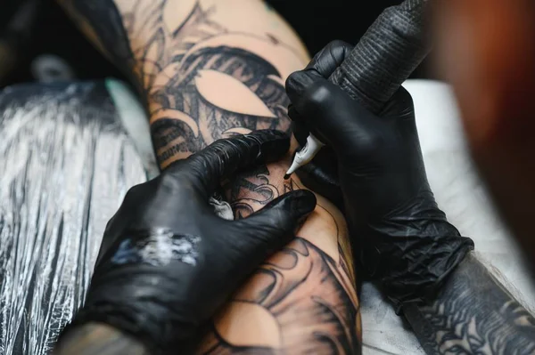 Порезался Крупным Планом Бородатого Татуировщика Работающего Студии Рукаве Татуировки Руке — стоковое фото