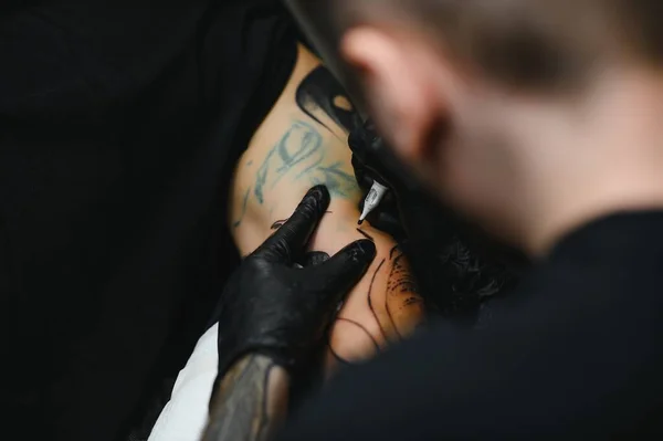 Татуировщик Татуировкой Машины Руке Нарисованным Дизайном Концепцией Искусства Дизайна — стоковое фото