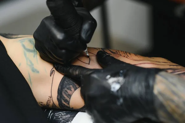Professionele Tattoo Artiest Aan Het Werk Zijn Tattoo Studio — Stockfoto