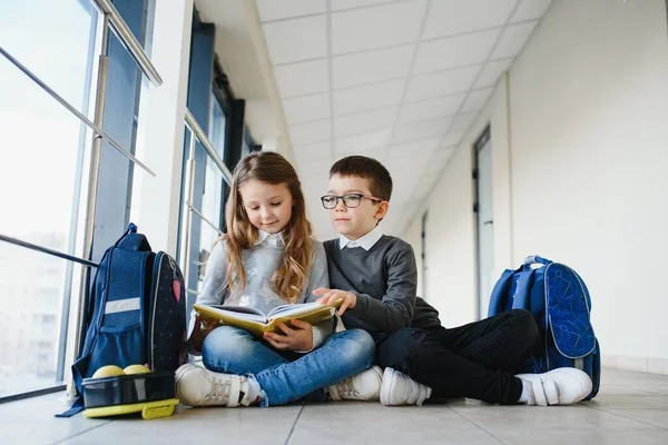 Schulkinder Mit Büchern Zusammen Auf Dem Flur Konzeption Von Bildung — Stockfoto