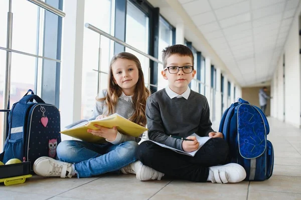 Schulkinder Uniform Zusammen Auf Dem Flur Konzeption Von Bildung — Stockfoto