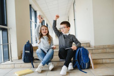 Okulun koridorunda mutlu okul çocukları