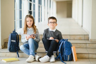 Okulun koridorunda mutlu okul çocukları