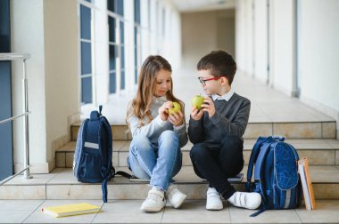 Okulun koridorunda mutlu okul çocukları