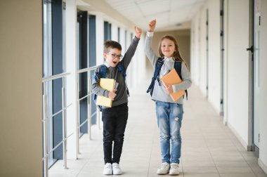 Okul üniformalı çocuklar koridorda beraberler. Eğitim kavramı.
