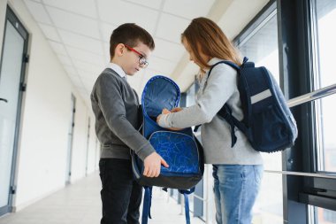 Okul üniformalı çocuklar koridorda beraberler. Eğitim kavramı.