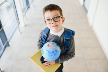 mutlu teen öğrenci okul