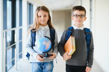 Okulun koridorunda mutlu okul çocukları