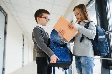 Okulun koridorunda mutlu okul çocukları