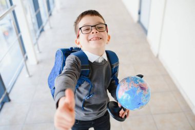 mutlu teen öğrenci okul