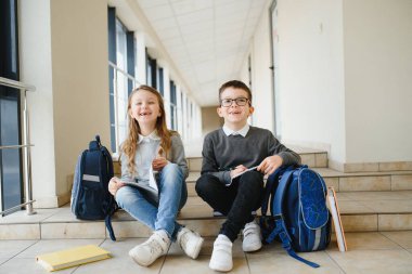 Okulun koridorunda mutlu okul çocukları