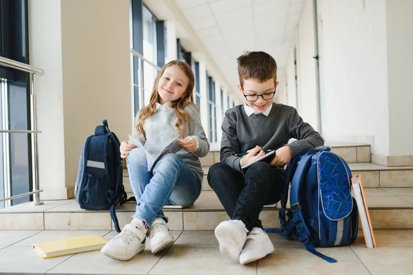 Des Écoliers Uniforme Ensemble Dans Couloir Conception Éducation — Photo