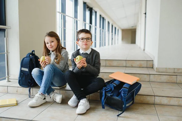 Schulkinder Uniform Zusammen Auf Dem Flur Konzeption Von Bildung — Stockfoto