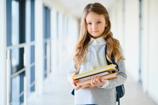 学校で本を持つ美しい少女の肖像画 学びの概念 — ストック写真