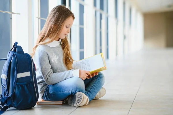 Vista Frontal Niña Hermosa Escuela Entre Pasillo Escuela Sosteniendo Notas — Foto de Stock