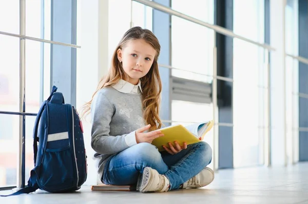 Vorderansicht Eines Kleinen Schönen Schulmädchens Auf Dem Schulflur Das Zettel — Stockfoto