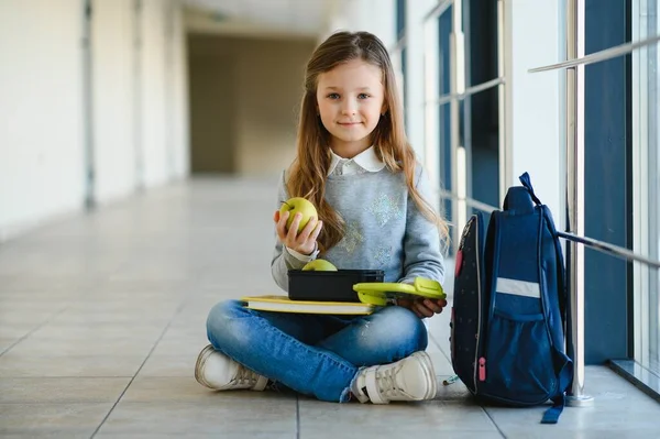 学校で本を持つ美しい少女の肖像画 学びの概念 — ストック写真