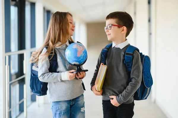 Glückliche Schulkinder Auf Dem Schulflur — Stockfoto