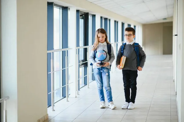 Portrait Écoliers Souriants Dans Couloir Scolaire Avec Des Livres — Photo