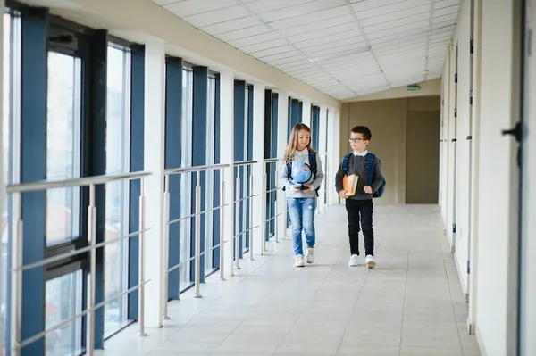 Niños Escuela Feliz Pasillo Escuela — Foto de Stock