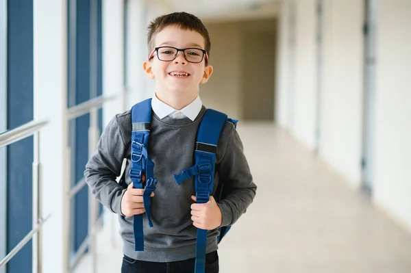 Alegre Niño Sonriente Con Gran Mochila Divirtiéndose Concepto Escolar Volver —  Fotos de Stock