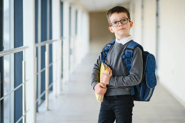 本とバックパックかわいい少年 — ストック写真