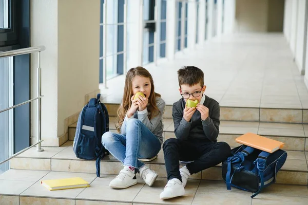 친구들 점심을 먹으면서 사과를 미소짓는 소녀에게 집중하는 — 스톡 사진