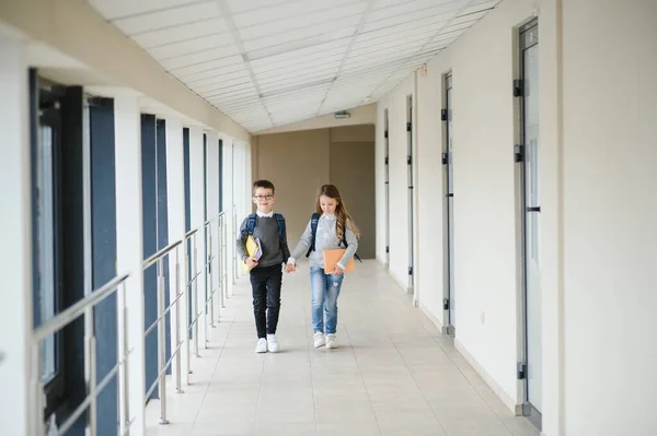 Niedliche Schüler Rennen Durch Die Aula Der Grundschule — Stockfoto