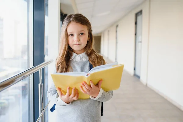 Vooraanzicht Van Mooie Blonde Schoolmeisje Met Veel Kleurrijke Notities Boeken — Stockfoto