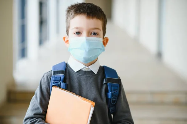 Pequeño Colegial Con Máscara Durante Brote Corona Virus Gripe Protección —  Fotos de Stock